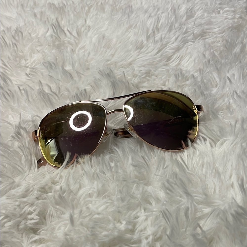 Stylish Gold Aviator Sunglasses - Picture 1 of 5